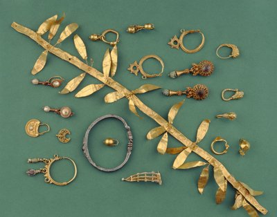 紀元3世紀から1世紀にかけての、金箔の髪飾り、東地中海の銀のブレスレット、三日月形のペンダント、金のフィブラなど、ヘレニズム、ビザンチン、ローマ時代のジュエリーのコレクション（金、銀 作： Unbekannt