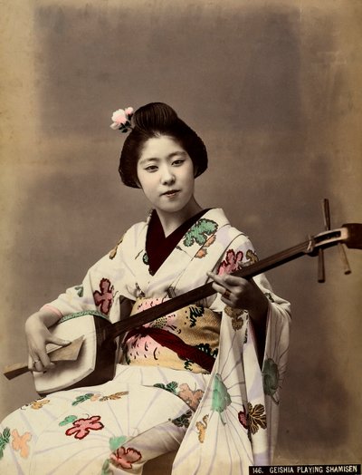 三味線を弾く芸者（カラー写真） 作： Unbekannter Künstler