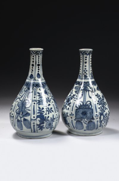 中国の青と白のペアの「クラークポルセライン」ボトル花瓶、ワンリ時代、1573-1619 作： Unbekannt