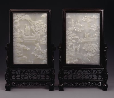 雲の中に不死身が浮き彫りにされた白い翡翠のテーブルスクリーンのペア、またはアテンダントと神話上の獣がいる庭 作： Unbekannt