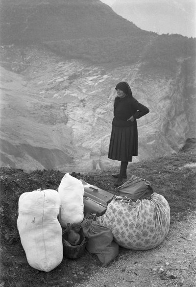 1953年10月9日、Longarone, Vajontでの悲劇を語る女性 : Bag And Luggages 作： Unbekannt