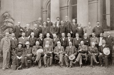 1908年のoser Union Conventionに参加したアフリカ植民地のメンバーで、1909年に英国議会が南アフリカ法を可決する結果となった条件に合意した人たち。 作： Josef Eberz