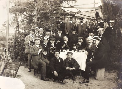 アルバム「Meine mittelmeer-reise 1910」：庭で乾杯しながらポーズをとる人々 作： Unbekannter Künstler