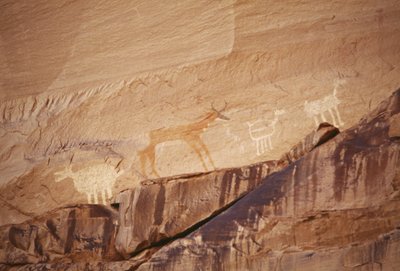 動物像、ナバホ族のアーティストによる岩絵、キャニオン・デ・シェイ国定公園、ナバホ族インディアン居留地、アメリカ、アリゾナ州 作： Benjamin Baud