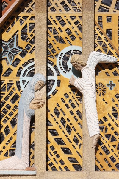 Raymond Vaillant設計のNotre-Dame de Consolation教会の受胎告知彫刻（フランス、Hyeres 作： Unbekannt