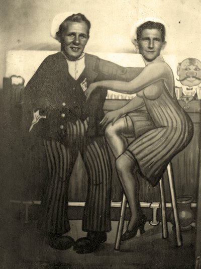 1939年頃の2人のアメリカ人船員のアーケード写真（白黒写真） 作： Juste Lisch