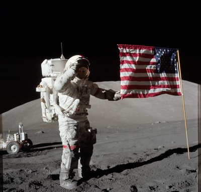 アポロ17号の司令官ユージン・A・サーナン宇宙飛行士が、タウルス・リトロウ着陸地点での月面船外活動中に、展開された米国旗の横で撮影した写真。国旗の一番高い部分が地球を指しているように見える。 作： Unbekannt