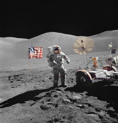 船外活動中にLRVに向かって歩くユージン・サーナン宇宙飛行士 作： Unbekannt
