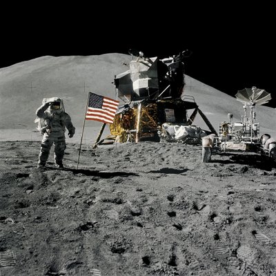 アポロ15号のミッションでアメリカ国旗に敬礼する宇宙飛行士ジム・アーウィン 作： Unbekannt