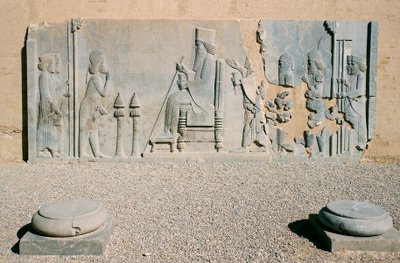 ダリウス大帝のノウルーズ謁見のバスレリーフ、ペルセポリスの宝物庫（ユネスコ世界文化遺産 作： Benjamin Baud