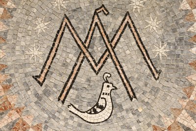 受胎告知のバシリカ、聖母マリアのシンボルであるM字、イスラエル・ナザレ市 作： Unbekannt