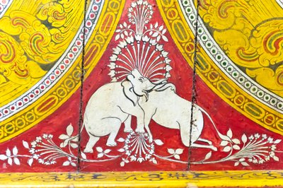 木に描かれた仏画、目の錯覚、頭が一つしかない象と牛、ドワ寺院、岩窟寺院、バンダラウェラ、バドゥラ県、ウバ県、スリランカ、アジア 作： Unbekannt