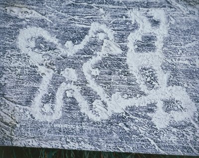 カムニアンローズ、ヴァルカモニカ渓谷の岩石彫刻のコピー、木炭画、フロッタージュ技法 作： Benjamin Baud