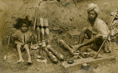 ベッドの脚を作る大工と子供 作： Unbekannter Künstler