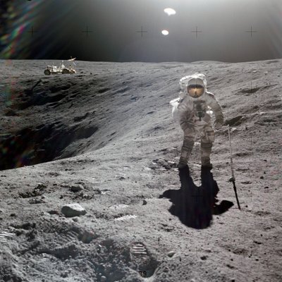 1972年4月、プラムクレーターの縁で月のサンプルを採取するアポロ16号の月着陸船パイロット、チャールズ・M・デュークJr.氏（写真）。 作： Unbekannt