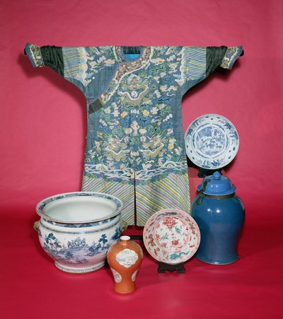 中国の龍の羽衣と磁器の器（写真 作： Unbekannt