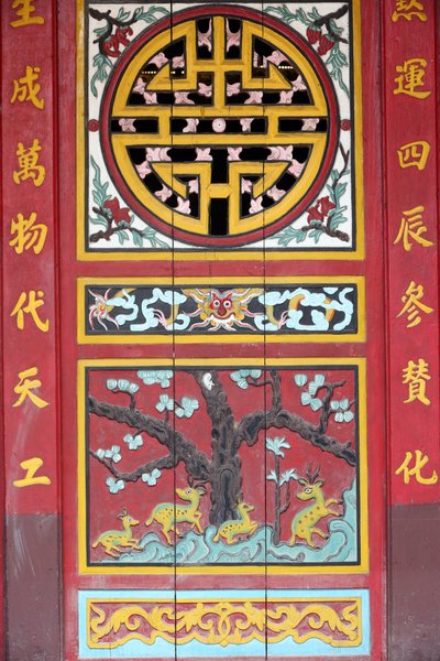 Chua Ong buddhist Pagoda。装飾が施された寺院の扉。ホイアン。ベトナム 作： Unbekannt