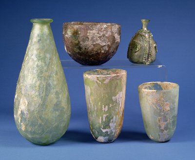 左から時計回りに：梨型緑ガラス製フラスコ、ササン朝、紀元後3～7世紀、淡い琥珀色のガラス製ボウル、イスラム緑ガラス製梨型フラスコ、紀元後8～12世紀頃、イスラム緑ガラス製ビーカー2個、紀元後9世紀頃 作： Unbekannt