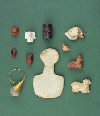 紀元前3300～2000年頃のシュメールのハゲタカのお守り、アッカドの蛇紋岩の印章、メソポタミアのカーネリアンのカエルなどの東地中海の品々のコレクション 作： Unbekannt