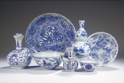 青と白の磁器のコレクション 作： Unbekannt