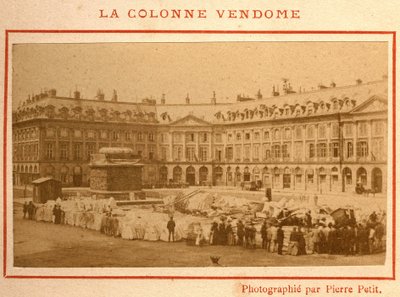 パリ・コミューン（1871年）：1871年5月のヴァンドーム塔の破壊。ピエール・ペペティの写真。厚紙にプリント、Dim.9x5,4 cm 作： Unbekannt