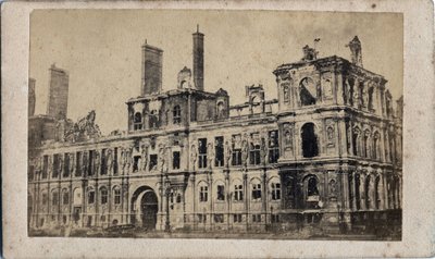 Commune de Paris (1871): 1871年5月の火災後の市庁舎の様子。匿名の写真撮影。厚紙にプリント Dim.10x7 cm 作： Unbekannt