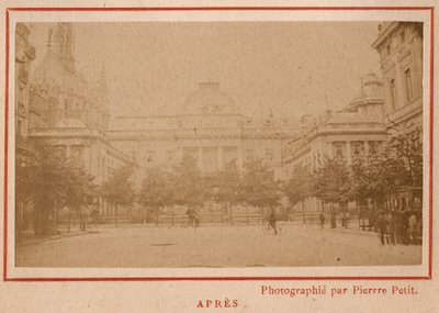 パリのコミューン（1871年）：1871年5月に火災にあったパリのパレ・ド・ジャスティスの様子。Pierre Pepetitの写真。厚紙にプリント、Dim.9x5,4 cm 作： Unbekannt