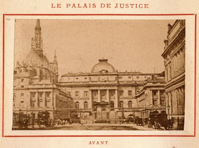 パリ・コミューン（1871年）：1871年5月に火災が発生する前のパリのパレ・ド・ジャスティスの様子。Pierre Pepetitの写真。厚紙にプリント、Dim.9x5,4 cm 作： Unbekannt