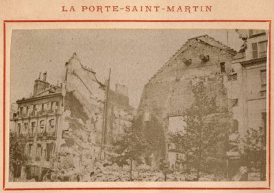 パリ・コミューン（1871年）：1871年5月に破壊されたパリのサン・マルタン門の様子。Pierre Pepetitの写真。厚紙にプリント、Dim.9x5,4 cm 作： Unbekannt