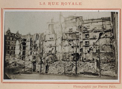 パリ・コミューン（1871年）：1871年5月、パリのロワイヤル通りの廃墟の様子。Pierre Pepetitの写真。厚紙にプリント、Dim.9x5,4 cm 作： Unbekannt