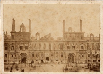 パリのコミューン（1871年）：1871年5月の市庁舎火災の様子。Anonymous photography, print on cardboard Dim.15x10 cm 作： Unbekannt