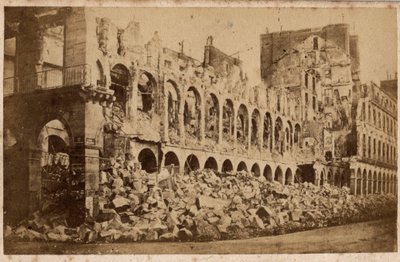 パリのコミューン（1871年）：1871年5月の火災後の大蔵省の様子。写真撮影。厚紙にプリント Dim.10x6,9 cm 作： Unbekannt