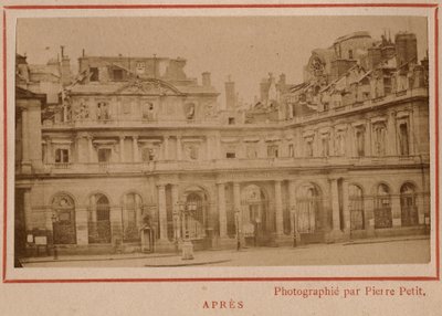 パリのコミューン（1871年）：1871年5月の火災後のパリのPalais-Royal（パレ・ロワイヤル）の様子。Pierre Pepetitの写真。厚紙にプリント、Dim.9x5,4 cm 作： Unbekannt