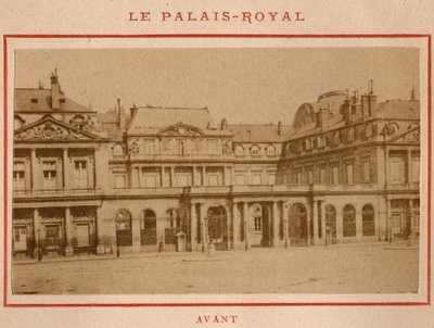 パリのコミューン（1871年）：1871年5月の火災前のパリのPalais-Royal（パレ・ロワイヤル）の様子。Pierre Pepetitの写真。厚紙にプリント、Dim.9x5,4 cm 作： Unbekannt