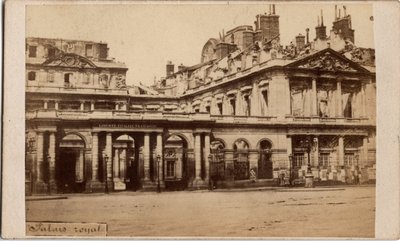 パリのコミューン（1871年）：1871年5月の火災後のパレ・ロワイヤルの風景。匿名の写真撮影。厚紙にプリント Dim.10x6,9 cm 作： Unbekannt