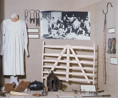 コッツウォルズのウール産業の展示（スモックなど） 19世紀半ば（写真 作： Unbekannt