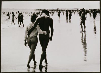 ニューヨーク、コニーアイランドの水中を歩くカップル、無題46、1953-64年頃（モノクロ写真） 作： Unbekannter Künstler