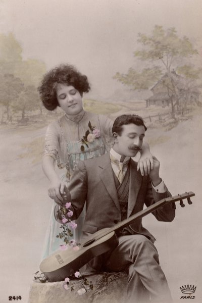 Pariskunta kukkien ja espanjakitaran kanssa, Ranska, n. 1910 (postikortti) 作： Unbekannter Künstler