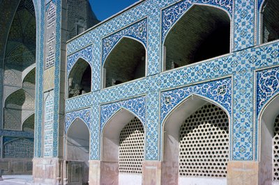 中庭のアーケード（リワク）と西のアーチ型入口（イワン） 1121-2年頃（写真 作： Unbekannt