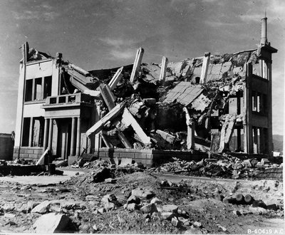 1945年11月8日、広島の中国石炭配給会社の建物（別名：広島ガス、12号館）が破壊される（モノクロ写真）。 作： Unbekannt