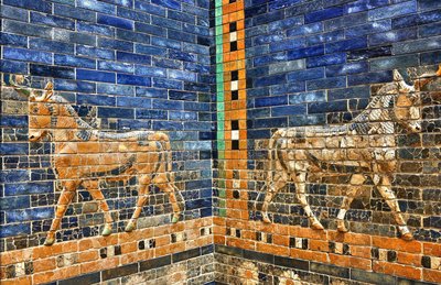 1930 年代に再建されたイシュタル門の詳細。紀元前 575 年頃のオリジナルのレンガを使用して完成。ペルガモン博物館、ベルリン、ドイツ (写真) 作： Unbekannter Künstler