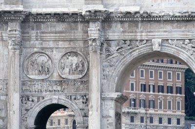 西暦315年に建設されたコンスタンティヌスのアーチの詳細（写真 作： Unbekannt