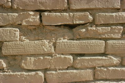 エラム人のウンタシュ＝ガル王が建設したジグラートの楔形文字が刻まれたレンガの詳細（前1265〜46年頃）（写真）。 作： Unbekannt