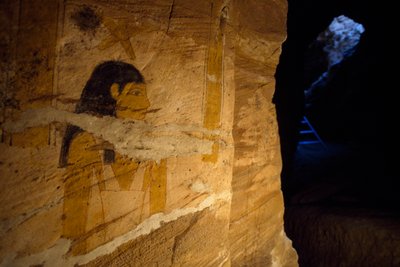 エジプト、ギザ、バハリヤ・オアシス、黄金のミイラの谷、総督の墓で発掘された壁画の詳細 作： 無名の画家