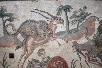 大猟のモザイクの詳細。豹がガゼルを襲う様子。3〜4世紀。シチリア、カサーレのローマ・ヴィラ。ユネスコ世界遺産。 作： William M. Timlin