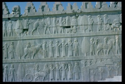 アパダナ（謁見の間）への東階段の浮き彫りフリーズの詳細 帝国の支配地域からの代表者が儀式のために豪華な贈り物を持っている様子が描かれている アケメネス朝時代、紀元前515年頃（ライムストーン）（詳細は112356と117115参照 作： Unbekannt