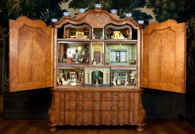 サラ・プロース・ファン・アムステル(d.1760)による人形の家のキャビネット 1743年(オーク材にウォールナットの突板) 作： Unbekannt