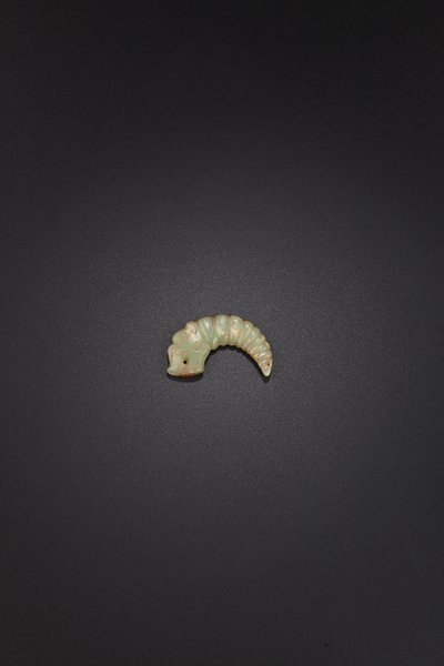 龍蚕のペンダント、シャン後期初期の西周周王朝、紀元前11〜9世紀 作： Unbekannt
