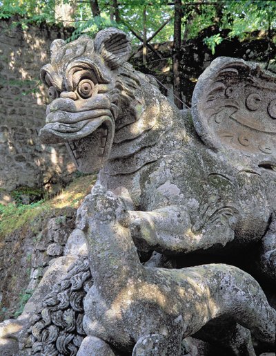 獅子を襲う龍、細部、オルシーニ公爵がジャコモ・バロッチ・ダ・ヴィニョーラ（1507-73）の設計により1550-63年に建設した庭園「モストリ公園」の彫刻（石）（写真）（98890-92も参照 作： Unbekannt