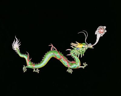 炎のような真珠を追いかける龍 19世紀後半 中国輸出銀製チョンウー製ジャーディニエールの台座の装飾細部（銀地ポリクローム・エナメル 作： Unbekannt